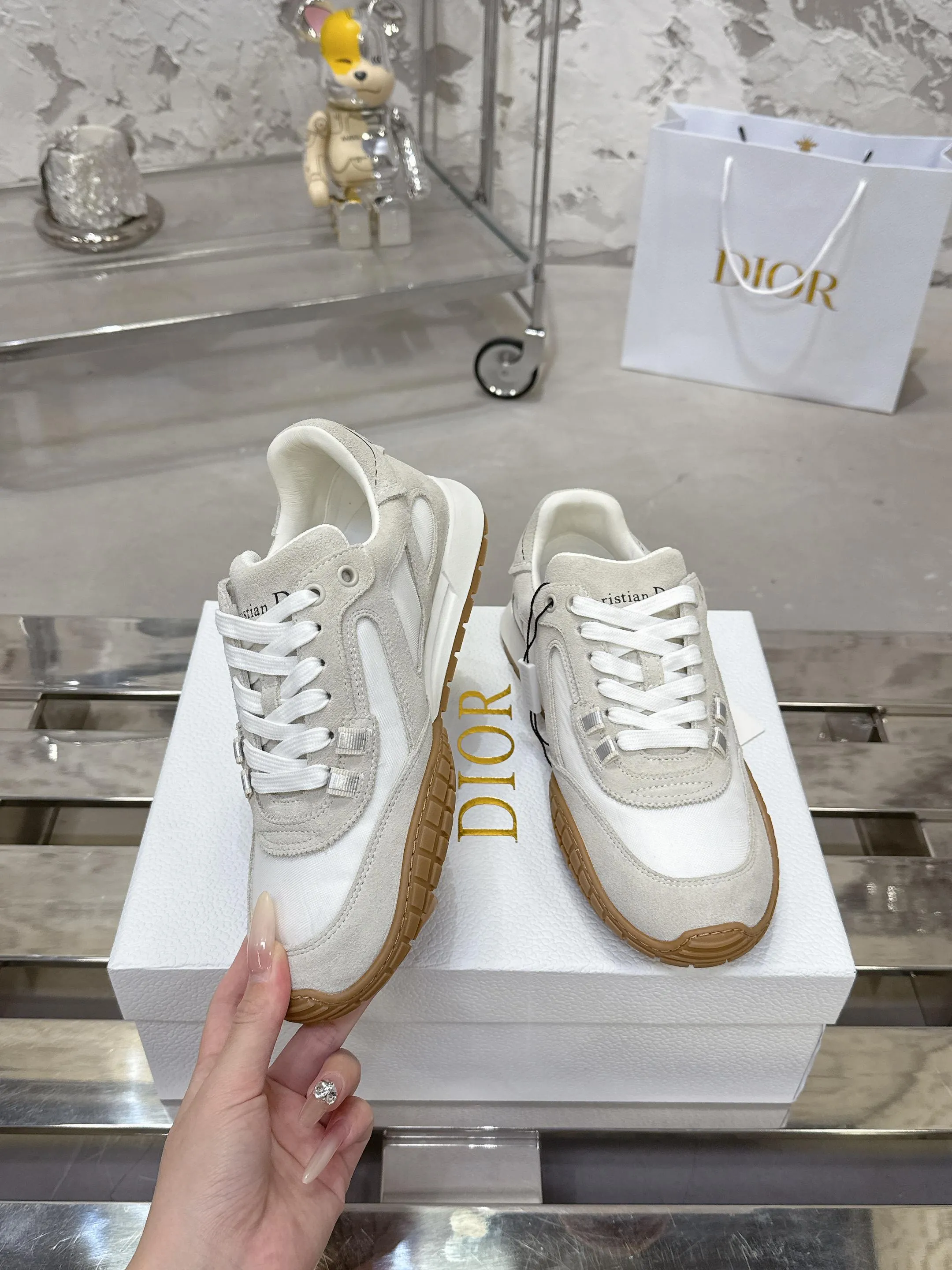 Factory price 640💰 Top version! ! ! Dior Tech sneakers Dior Tech is newly launched, with exquisite color matching and autumn and winter atmosphere. This Dior Tech sneaker is a new product in the 2026 early spring ready-to-wear series. It is equipped with fashionable details and highlights the retro aesthetics. Made of calfskin and suede calfskin upper with transparent mesh side panels and ChristianDior Paris signature on the heel and tongue. A textured, tonal Dior signature sole adds couture style. Upper material: Textile, cowhide split leather, cowhide leather with Christian Dior Paris logo on the heel and tongue Textured Dior logo rubber sole embellished with Christian Dior's lucky star symbol! Size 35-46 (40 for women, 41 for men, 38.45.46, custom made and non-refundable)